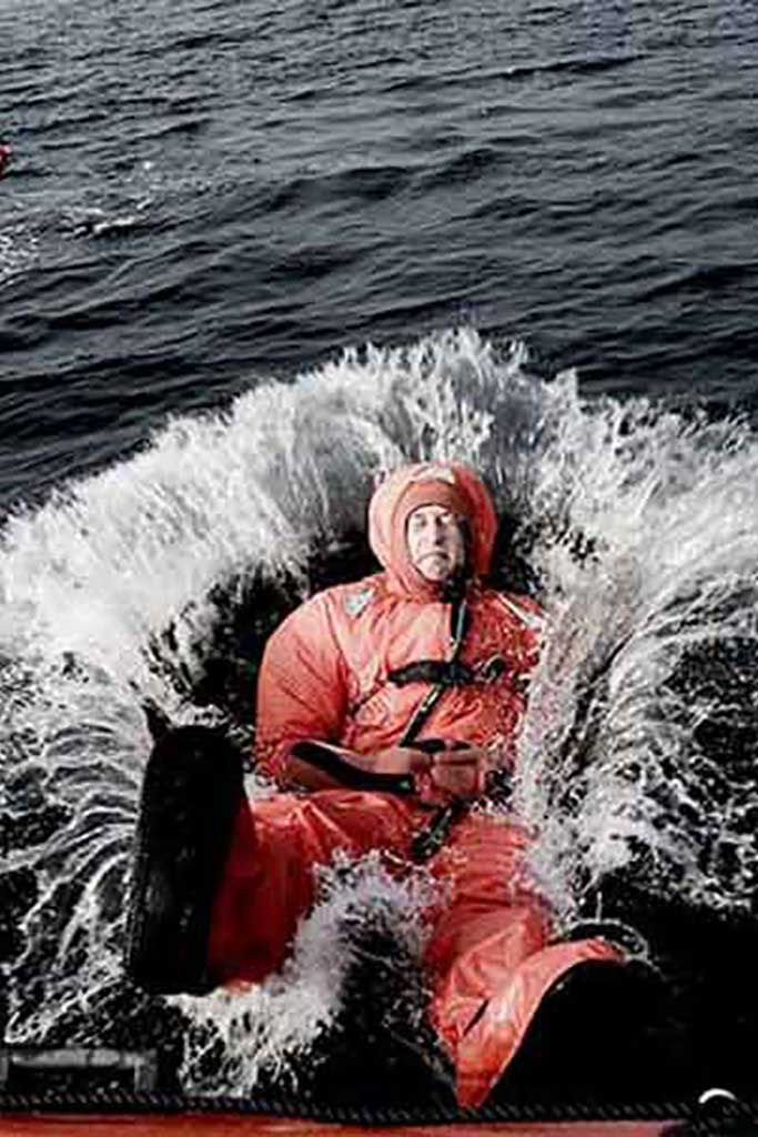 Professionel fotograf fotograferer sømandstræning på åbent hav